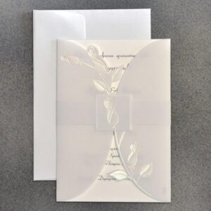 Προσκλητήριο γάμου με εξωτερικό ριζόχαρτο και περλέ ανάγλυφα τριαντάφυλλα.