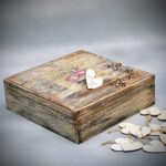 Χειροποίητο ζωγραφισμένο ξύλινο κουτί ευχών vintage με 50 ξύλινες καρδιές.