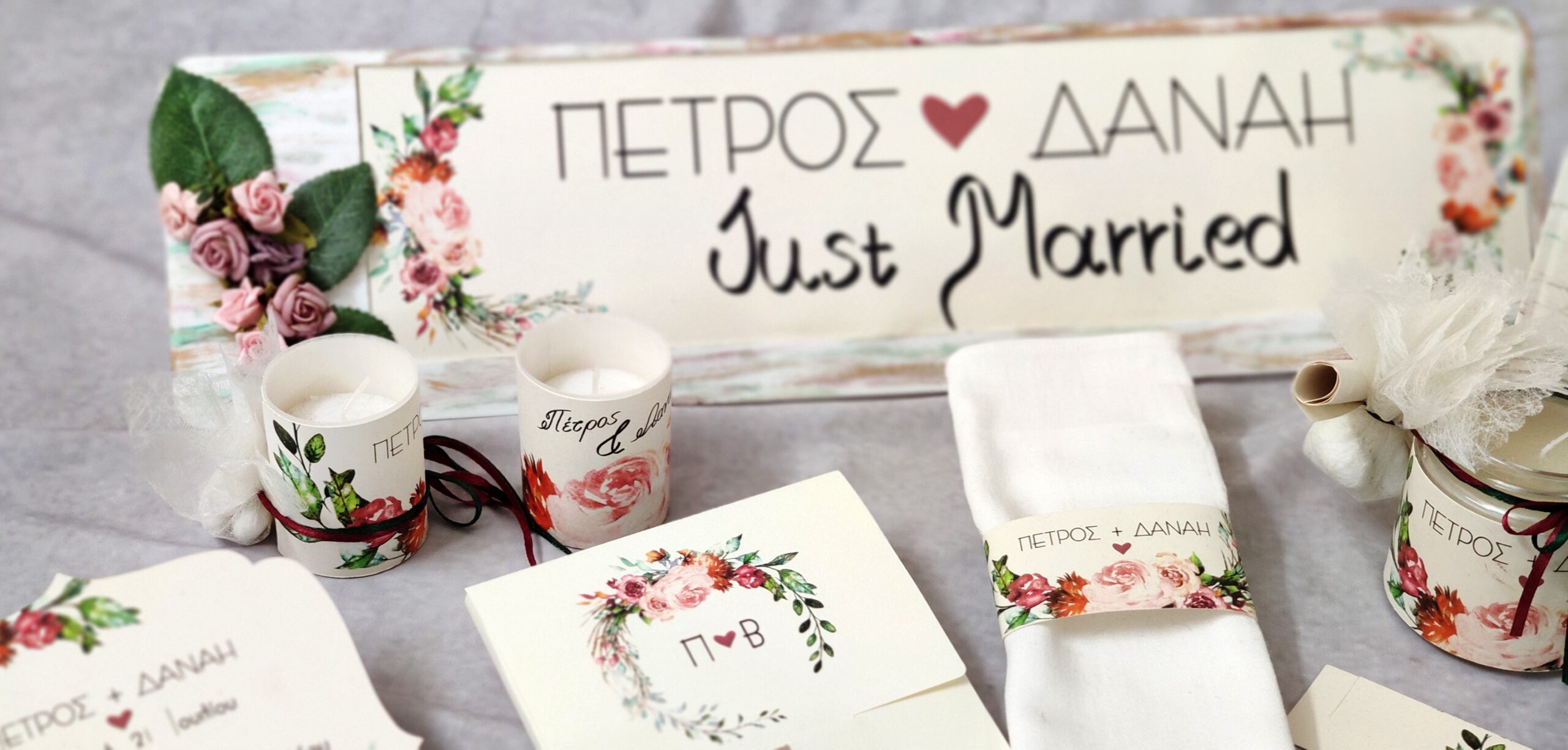 Θεματικό σετ γάμου σε boho floral στυλ, με προσκλητήρια, μπομπονιέρες, βιβλίο ευχών, πινακίδα αυτοκινήτου κ.α.