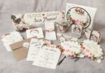 Θεματικό σετ γάμου σε boho floral στυλ, με προσκλητήρια, μπομπονιέρες, βιβλίο ευχών, πινακίδα αυτοκινήτου κ.α.