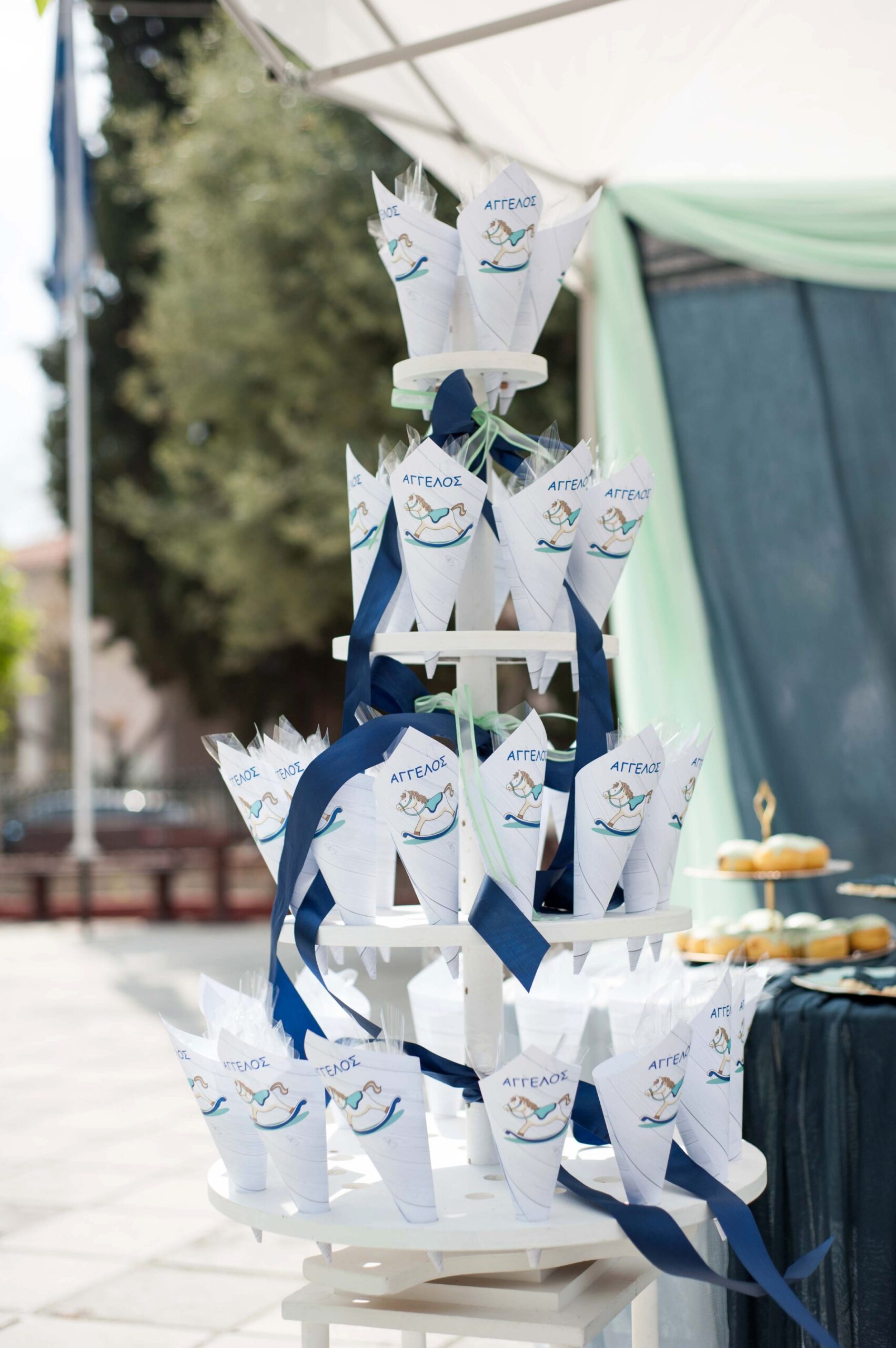 Στολισμός βάπτισης για αγόρι με θέμα το αλογάκι καρουζέλ.
