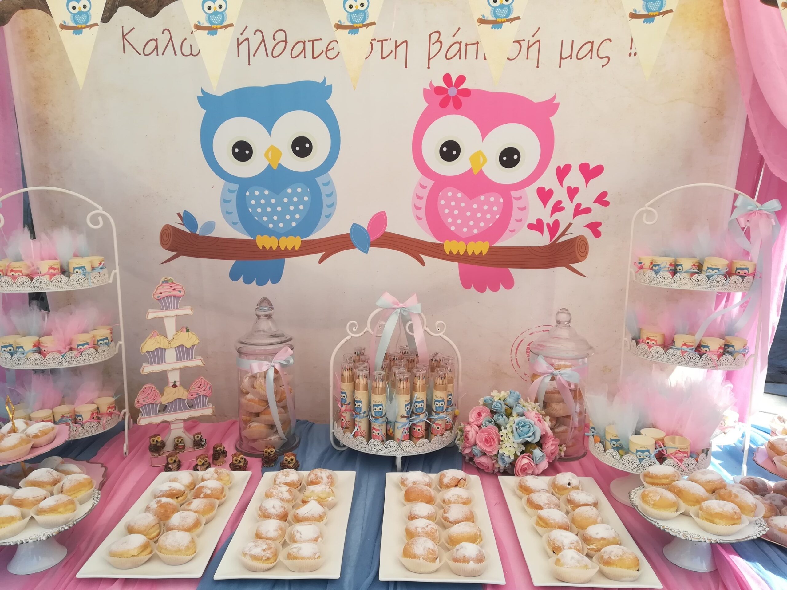 Σατέν υφασμάτινη αφίσα για στολισμό βάπτισης με θέμα κουκουβάγιες για δίδυμα, σε διάσταση 140 x 190 cm.