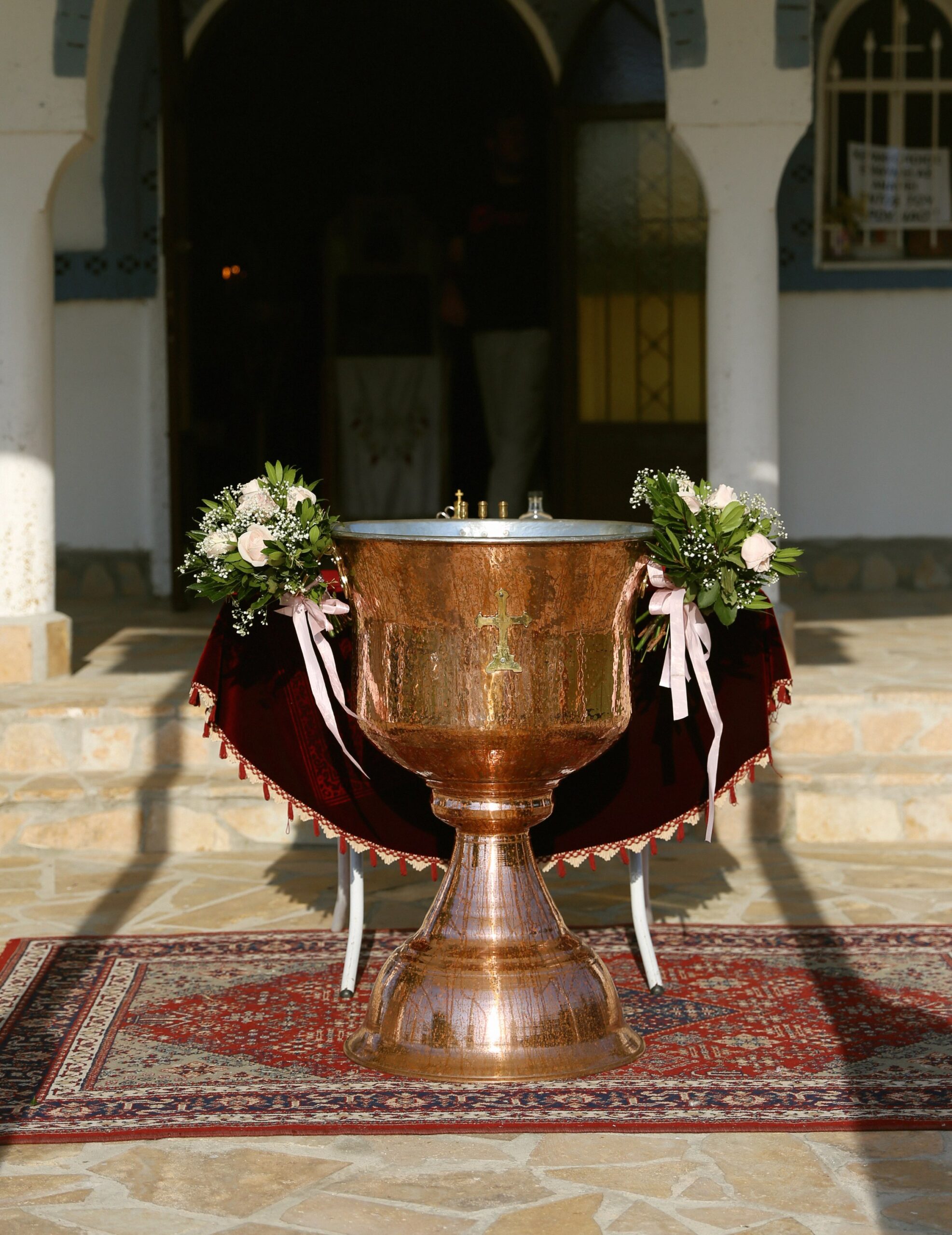 Ρομαντικός στολισμός βάπτισης για κορίτσι με λουλούδια και χρυσά στοιχεία.