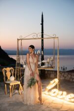 Λαμπερός στολισμός γάμου και δεξίωσης σε παρεκκλήσι με γυψοφύλλη και χρυσά στοιχεία.
