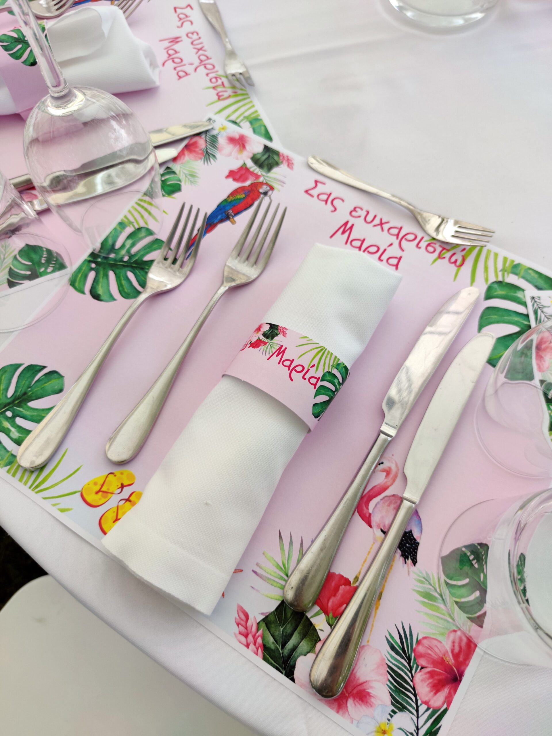 Καλοκαιρινός στολισμός βάπτισης για αγόρι και κορίτσι με θέμα aloha σε κτήμα.