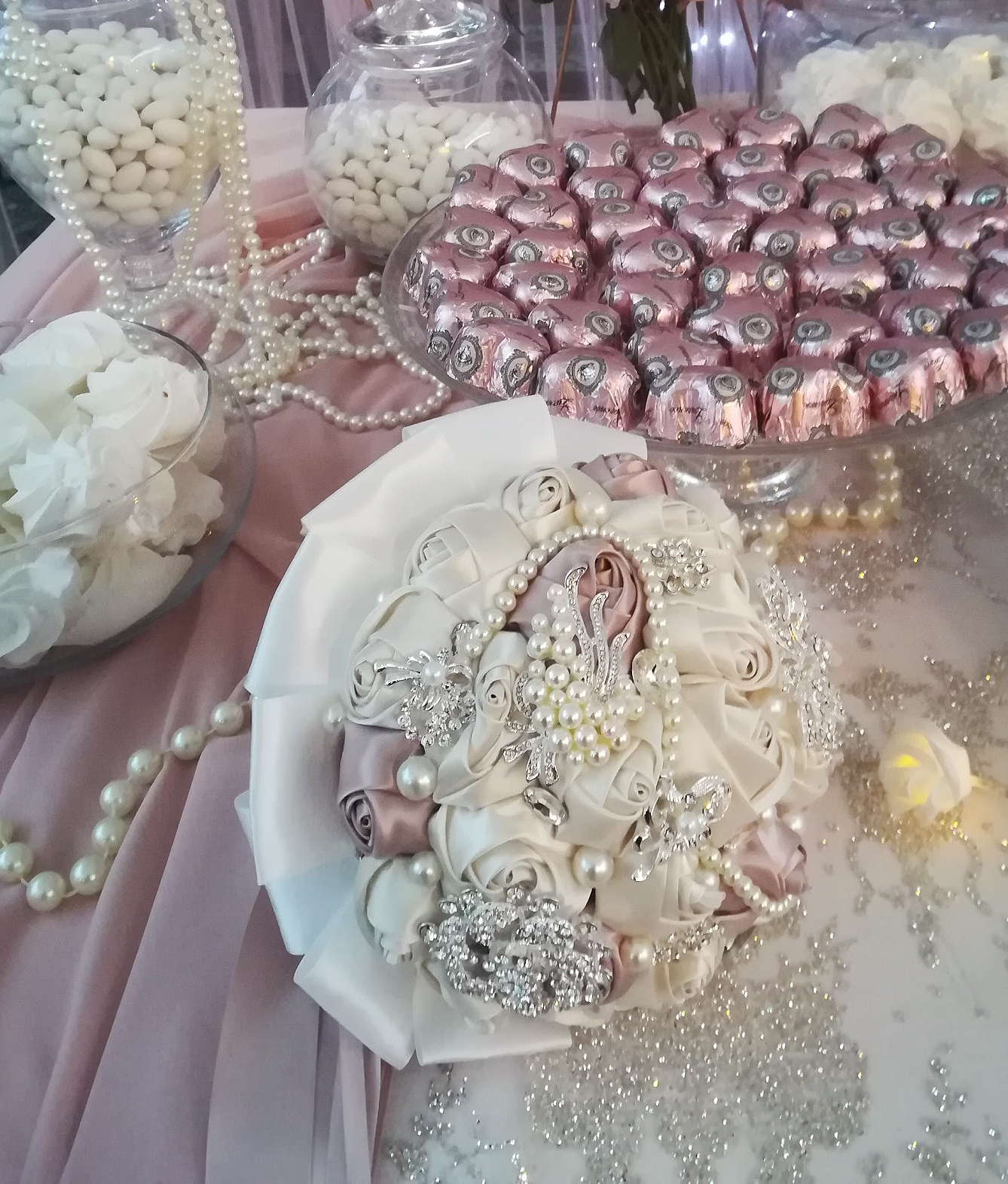 Στολισμός γάμου με στοιχεία σε rose gold.