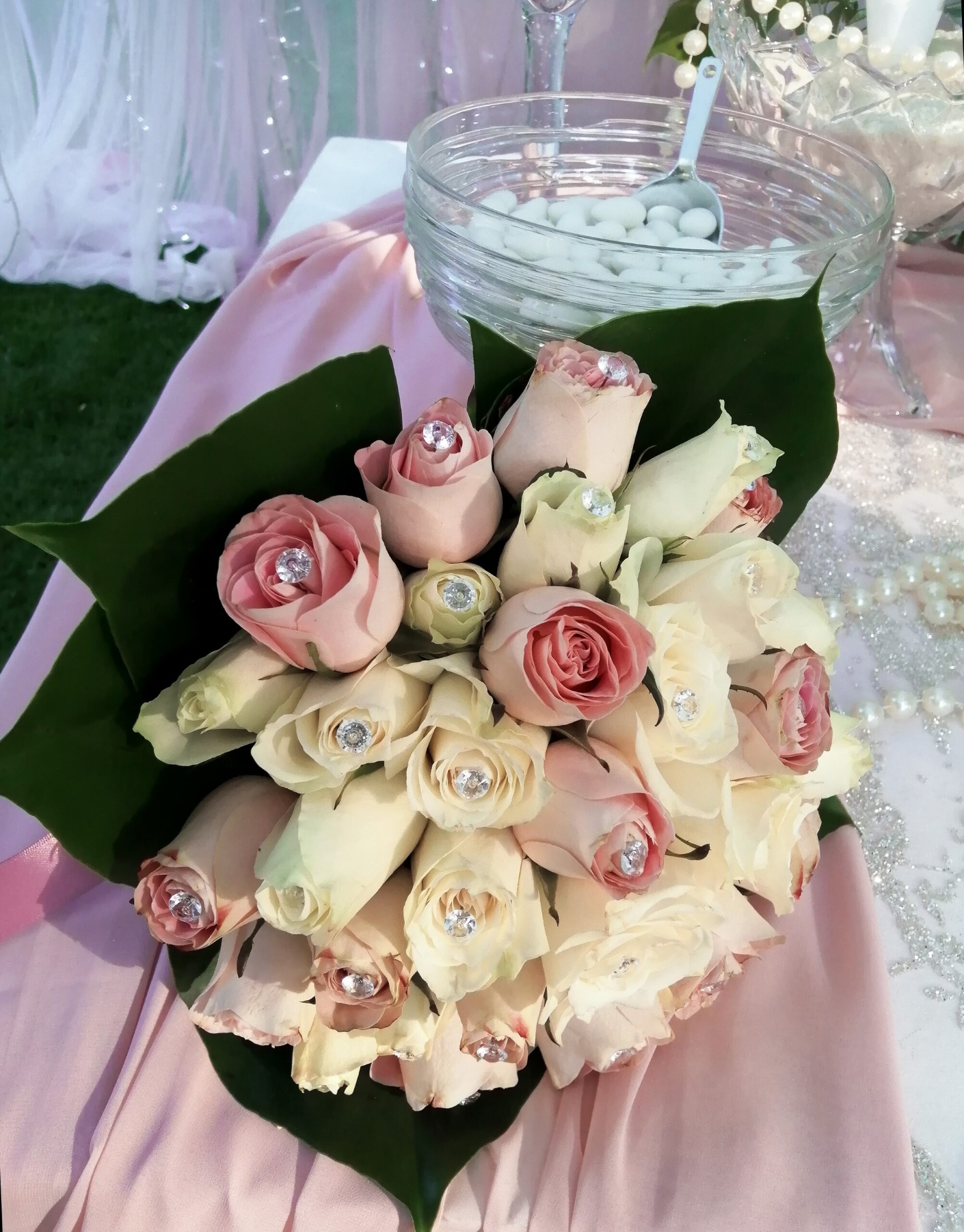 Στολισμός γάμου με στοιχεία σε rose gold.