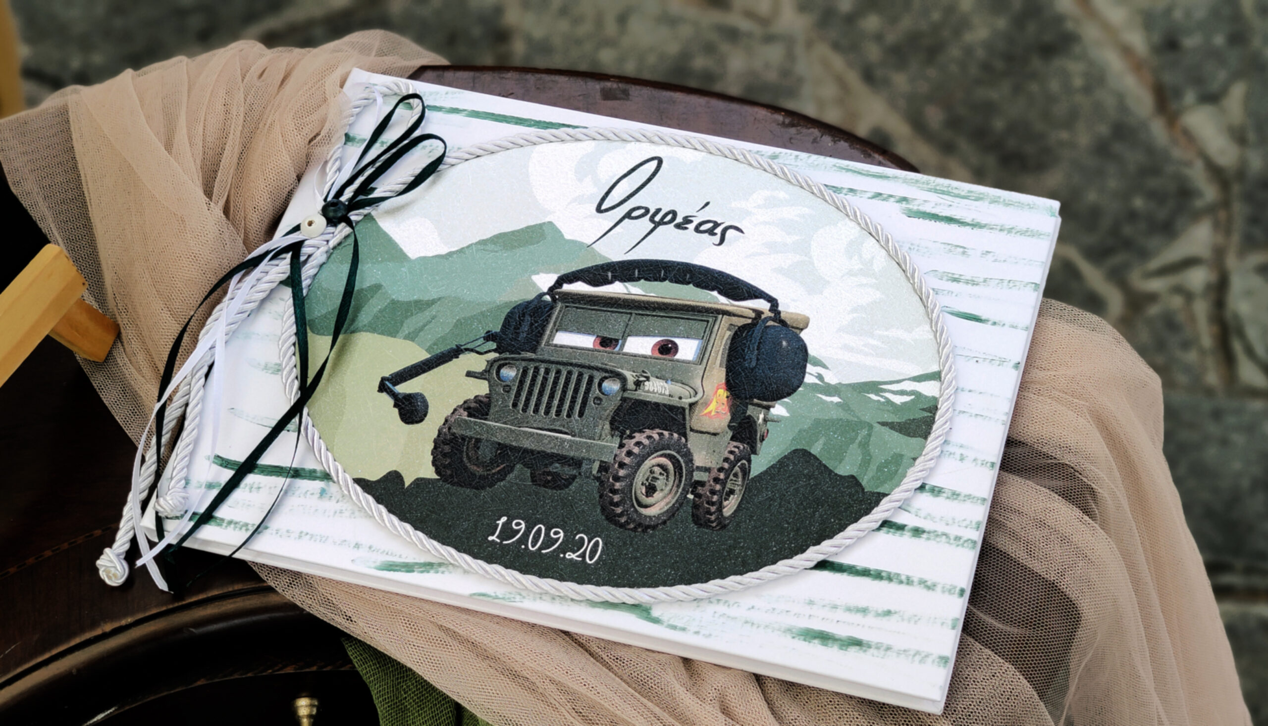 Στολισμός βάπτισης για αγόρι με θέμα "Sarge Jeep" από τα "Cars" σε γήινες αποχρώσεις.
