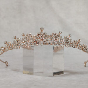 Νυφική τιάρα σε rose gold απόχρωση με λευκά στρας τύπου swarovski και σχέδιο με άνθη.