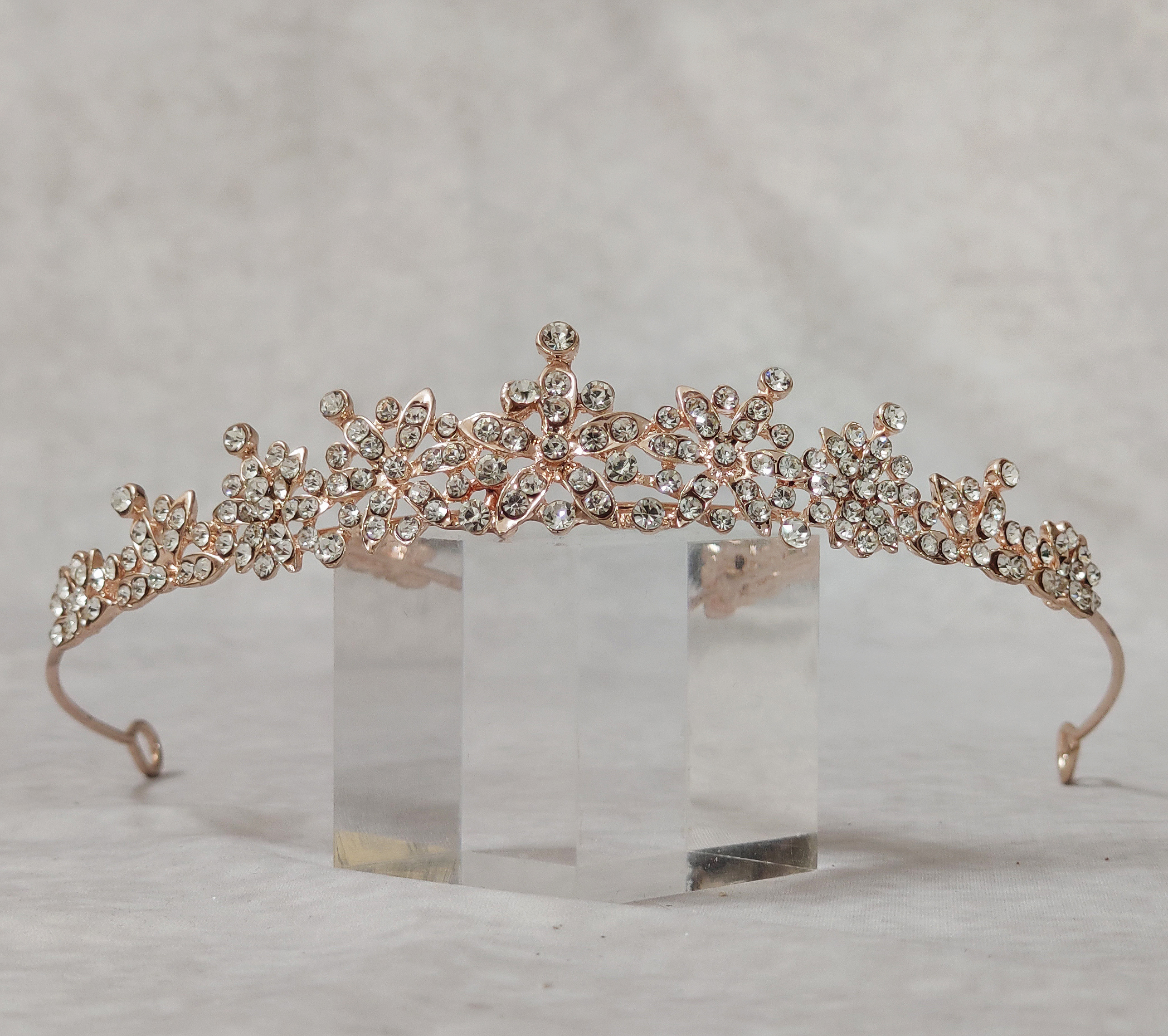 Νυφική τιάρα σε rose gold απόχρωση με λευκά στρας τύπου swarovski και σχέδιο με άνθη.
