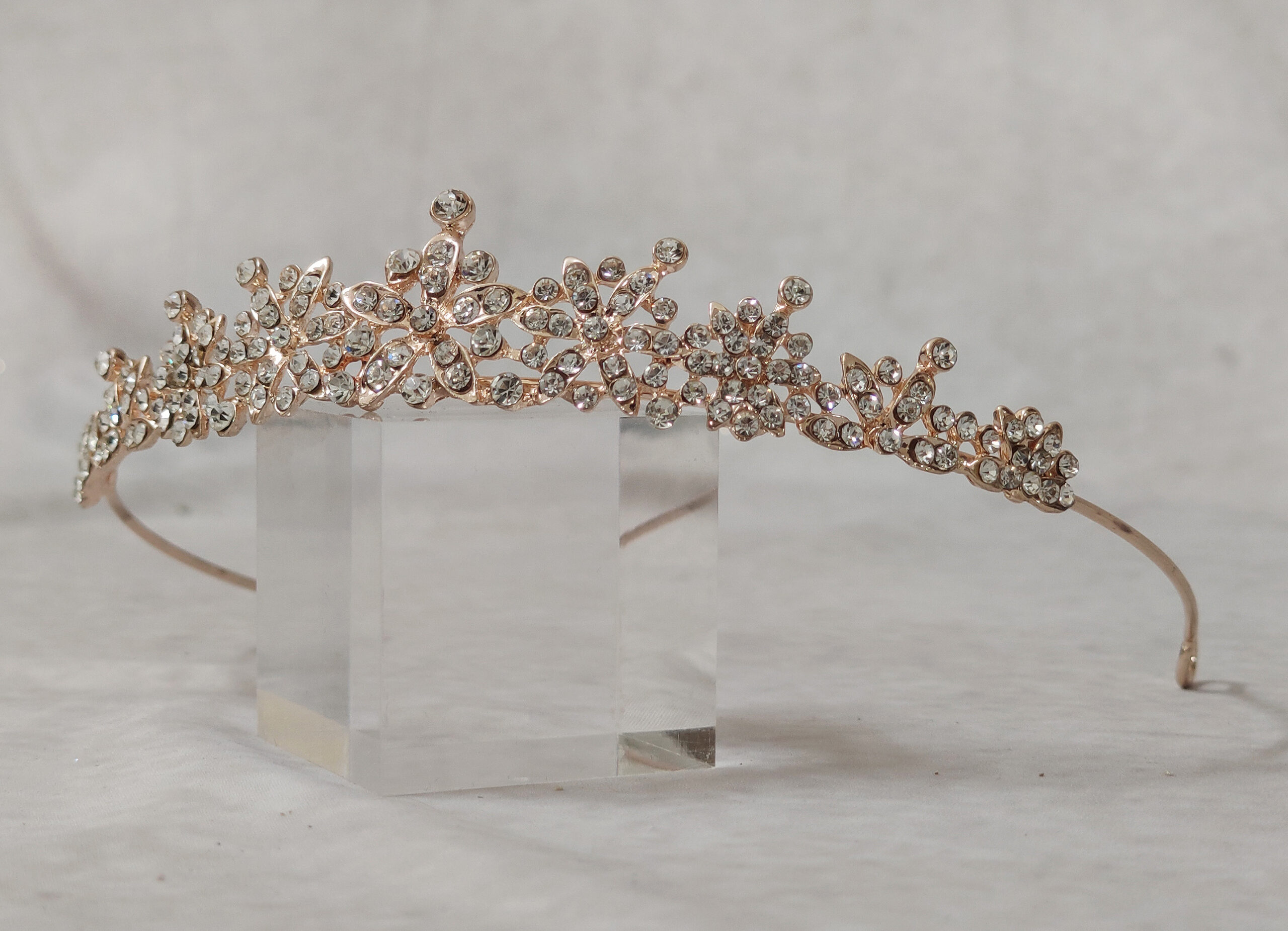 Νυφική τιάρα σε rose gold απόχρωση με λευκά στρας τύπου swarovski και σχέδιο με άνθη.