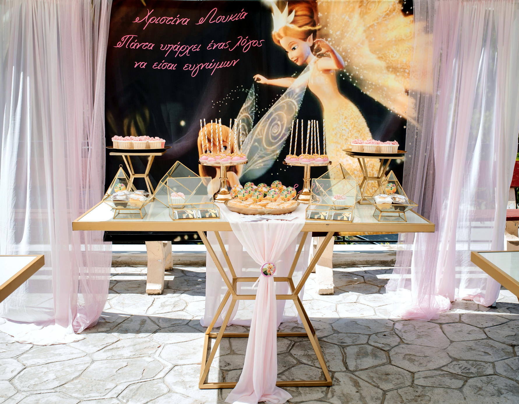 Στολισμός βάπτισης για κορίτσι με θέμα Tinkerbell, με ροζ και χρυσά στοιχεία.