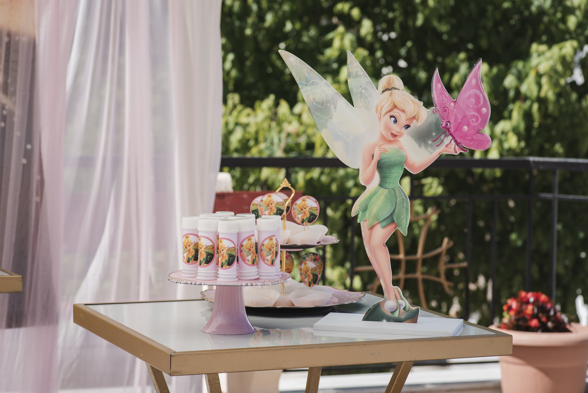 Στολισμός βάπτισης για κορίτσι με θέμα Tinkerbell, με ροζ και χρυσά στοιχεία.