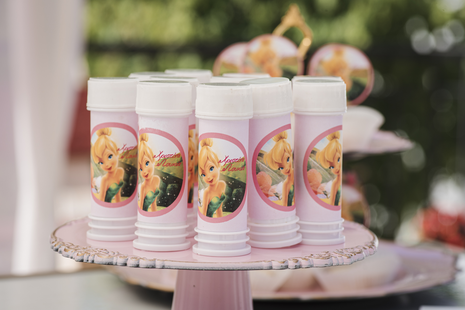 Στολισμός βάπτισης για κορίτσι με θέμα Tinkerbell, με ροζ και χρυσά στοιχεία.