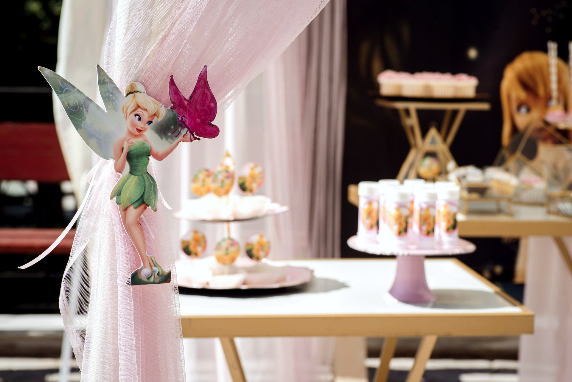 Στολισμός βάπτισης για κορίτσι με θέμα Tinkerbell, με ροζ και χρυσά στοιχεία.