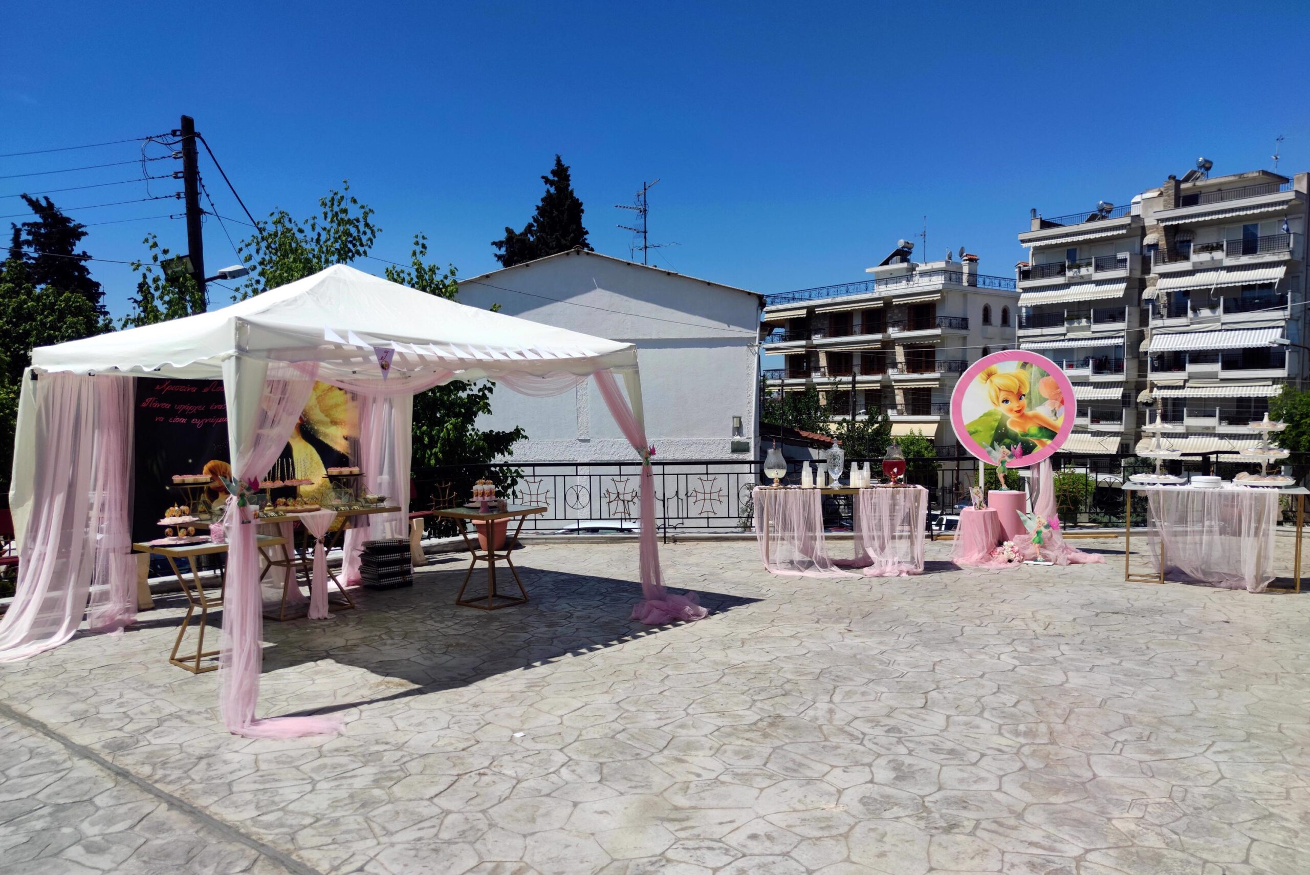 Στολισμός βάπτισης για κορίτσι με θέμα Tinkerbell, με ροζ και χρυσά στοιχεία.