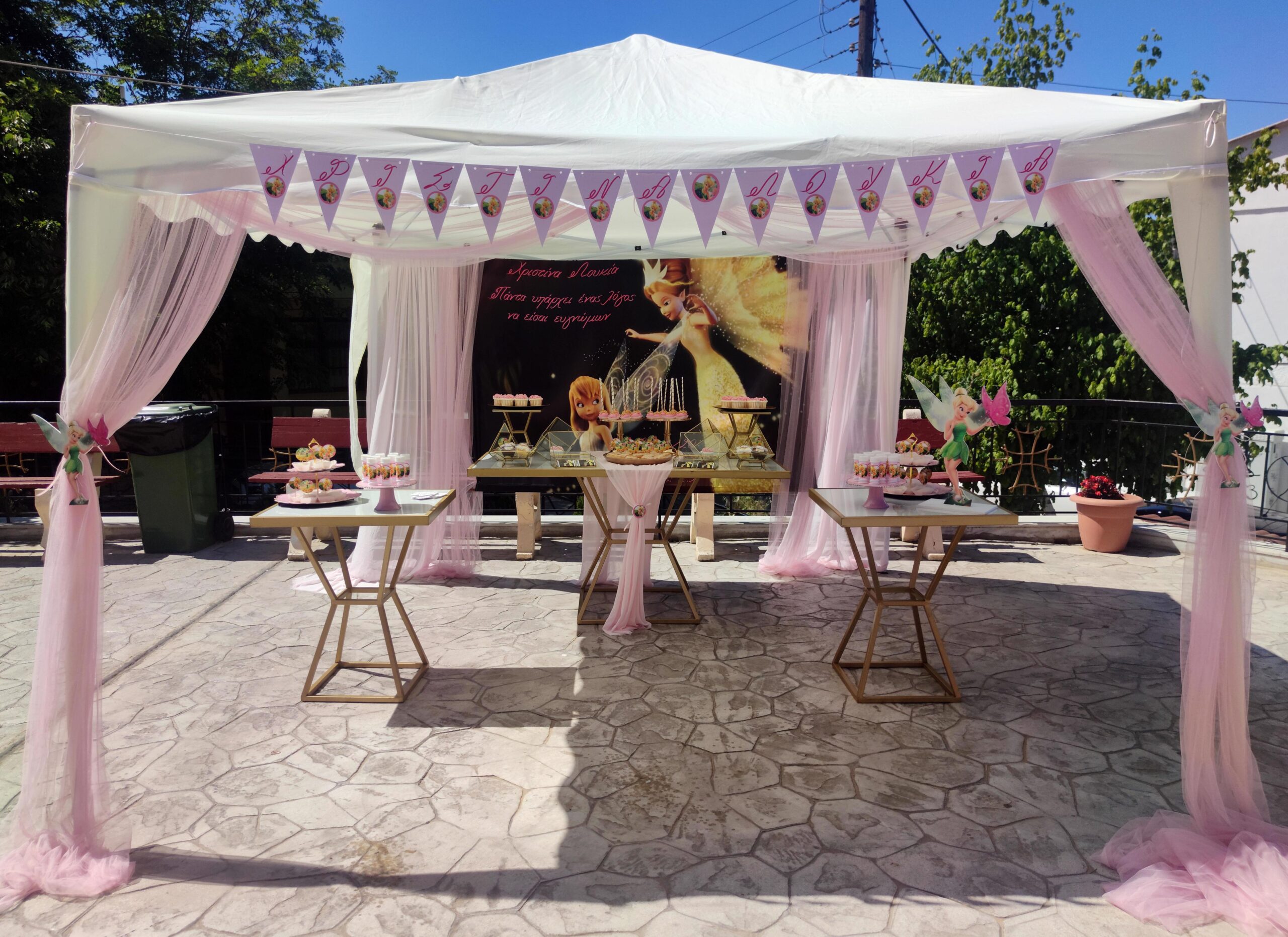 Στολισμός βάπτισης για κορίτσι με θέμα Tinkerbell, με ροζ και χρυσά στοιχεία.