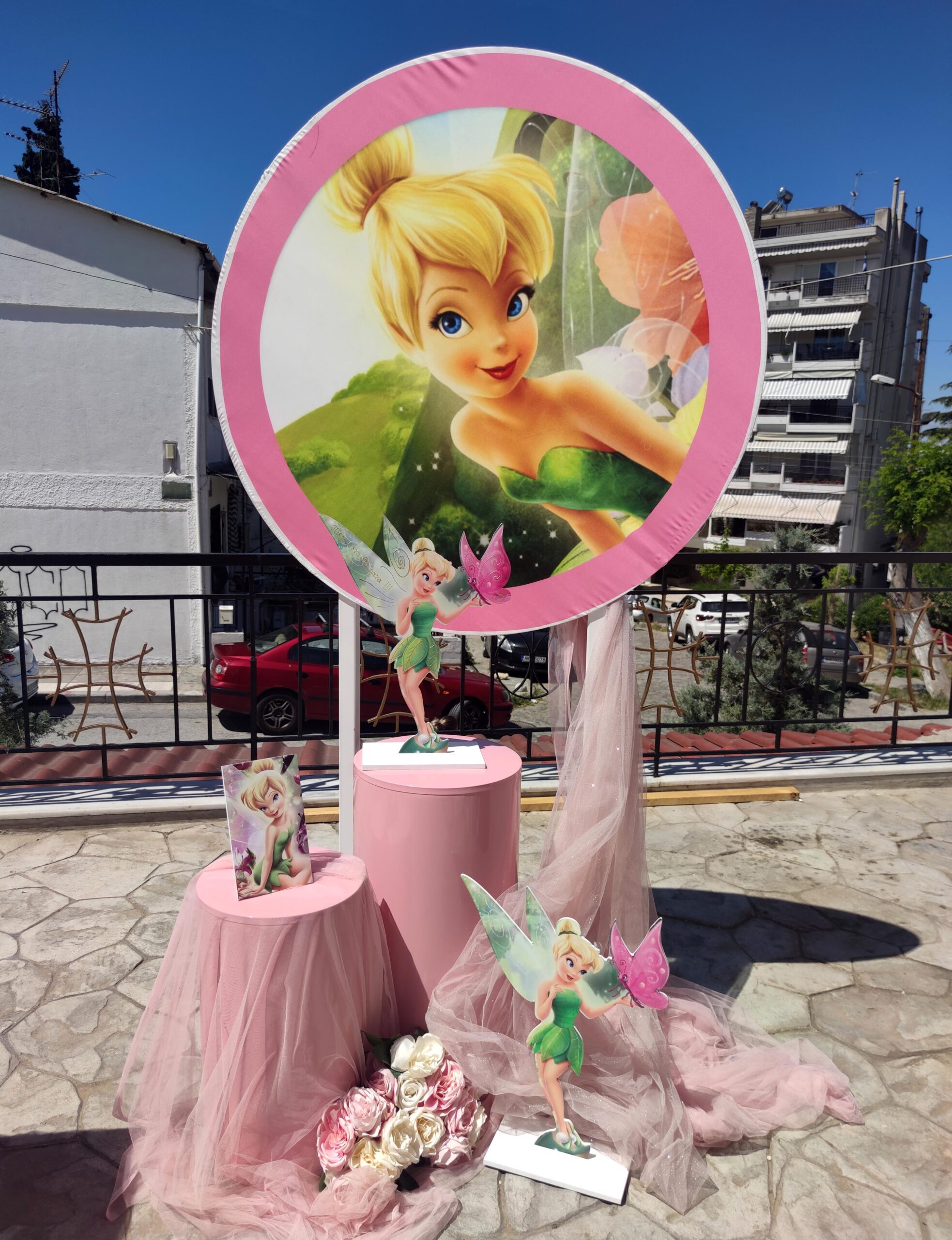 Στολισμός βάπτισης για κορίτσι με θέμα Tinkerbell, με ροζ και χρυσά στοιχεία.