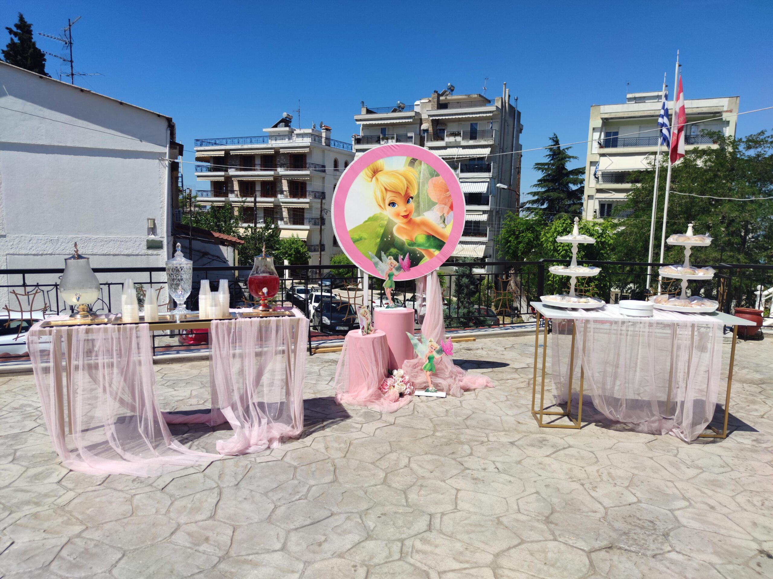 Στολισμός βάπτισης για κορίτσι με θέμα Tinkerbell, με ροζ και χρυσά στοιχεία.