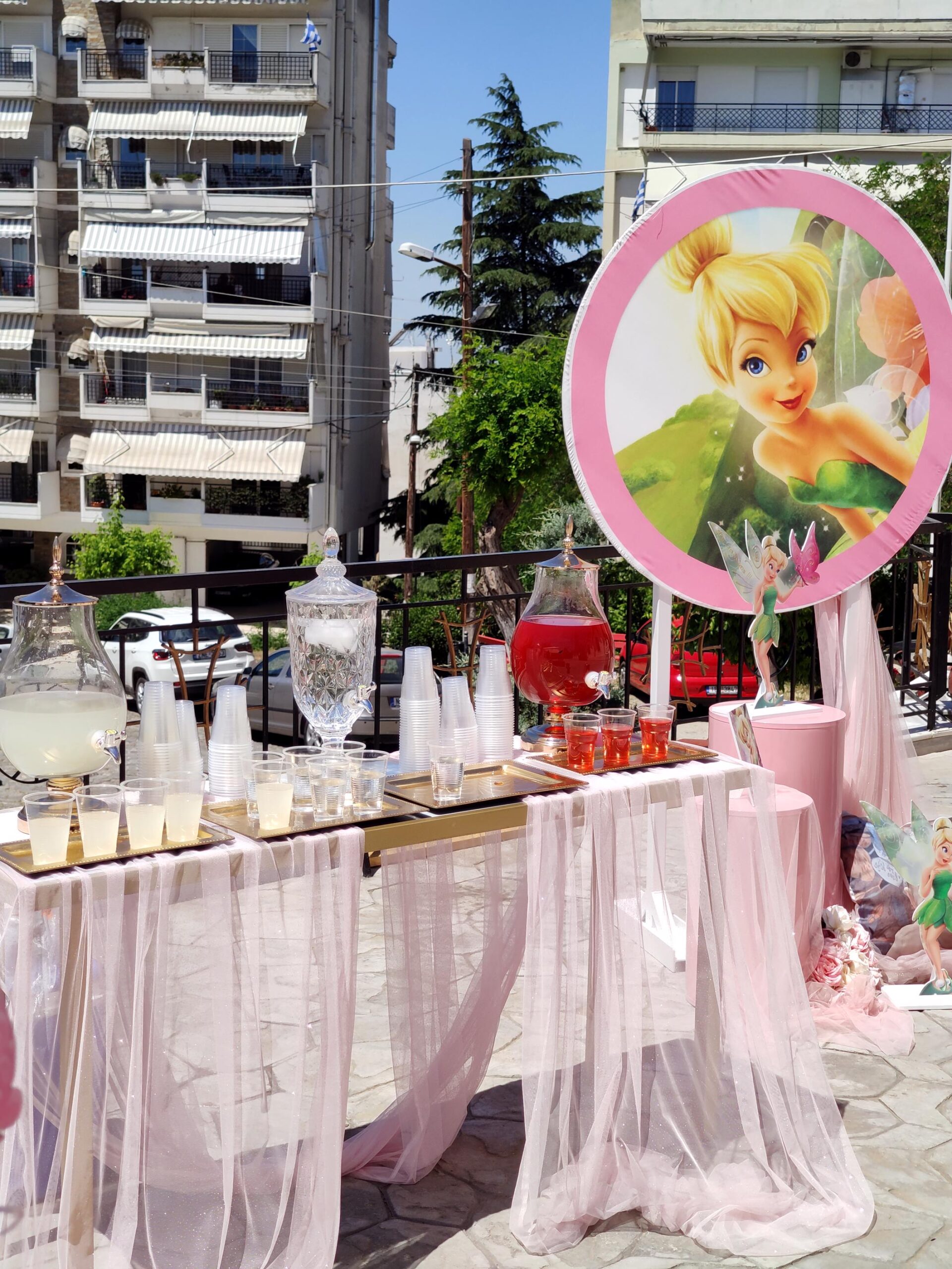 Στολισμός βάπτισης για κορίτσι με θέμα Tinkerbell, με ροζ και χρυσά στοιχεία.