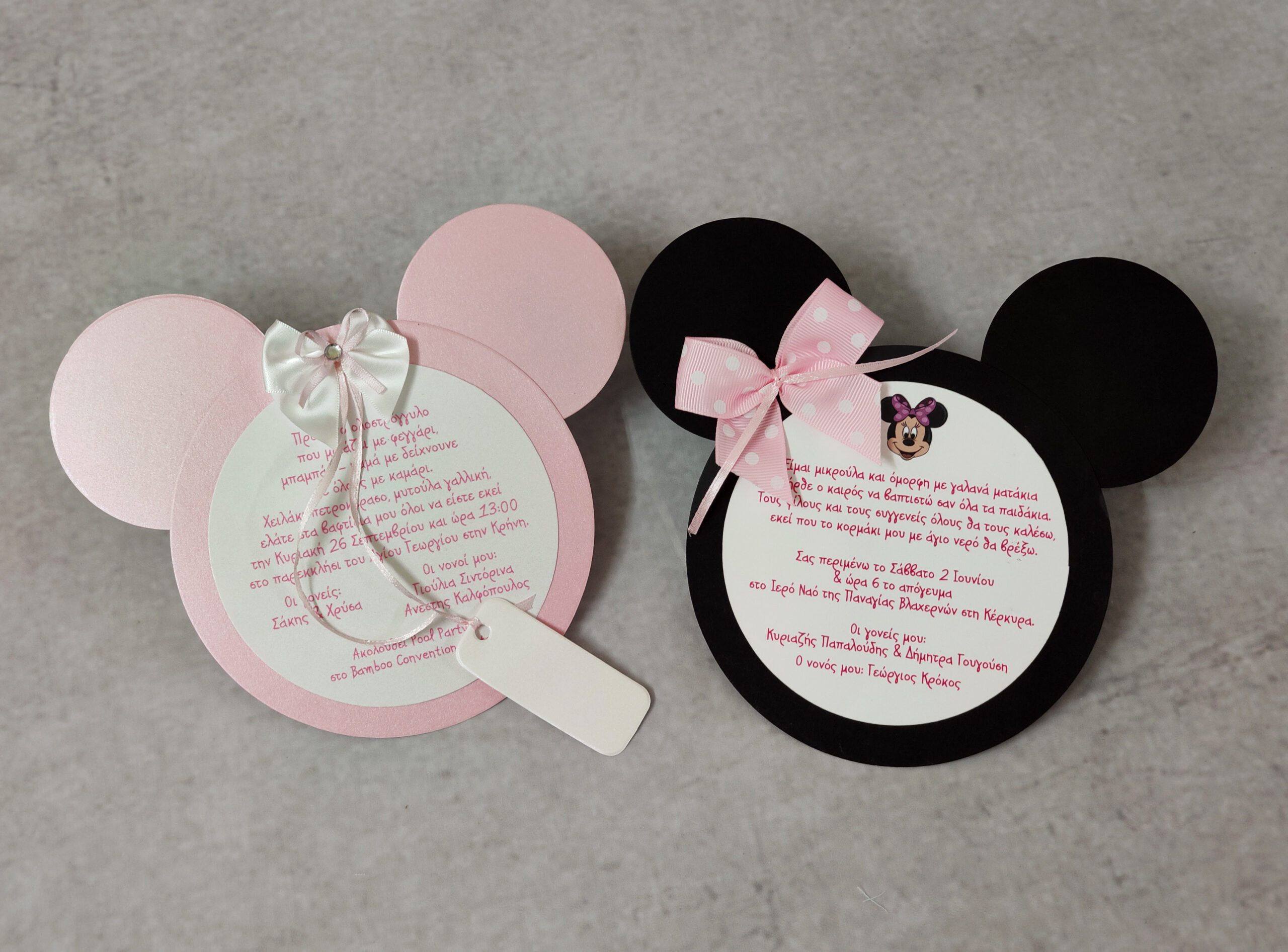 Ανάγλυφο προσκλητήριο βάπτισης σε σχήμα minnie mouse, από περλέ χαρτιά, με φιόγκο και στρας.