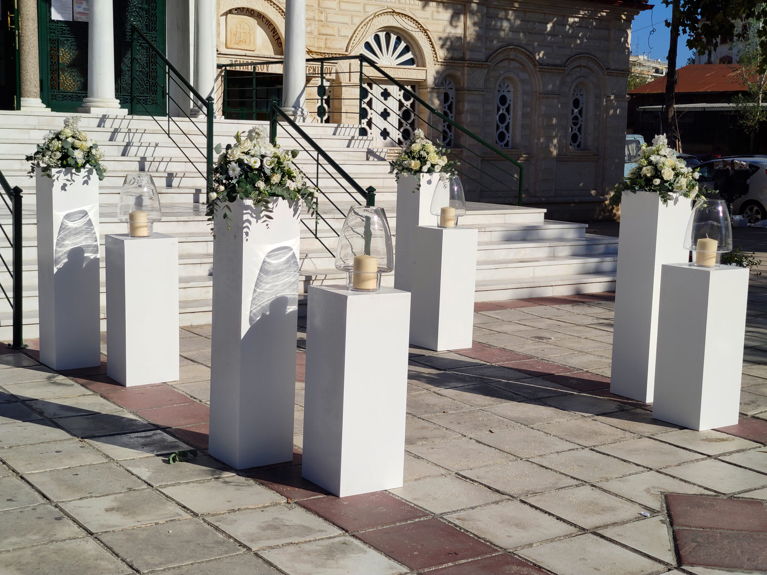 Λευκός στολισμός γάμου και βάπτισης με χρυσά στοιχεία και φυσικά λουλούδια.