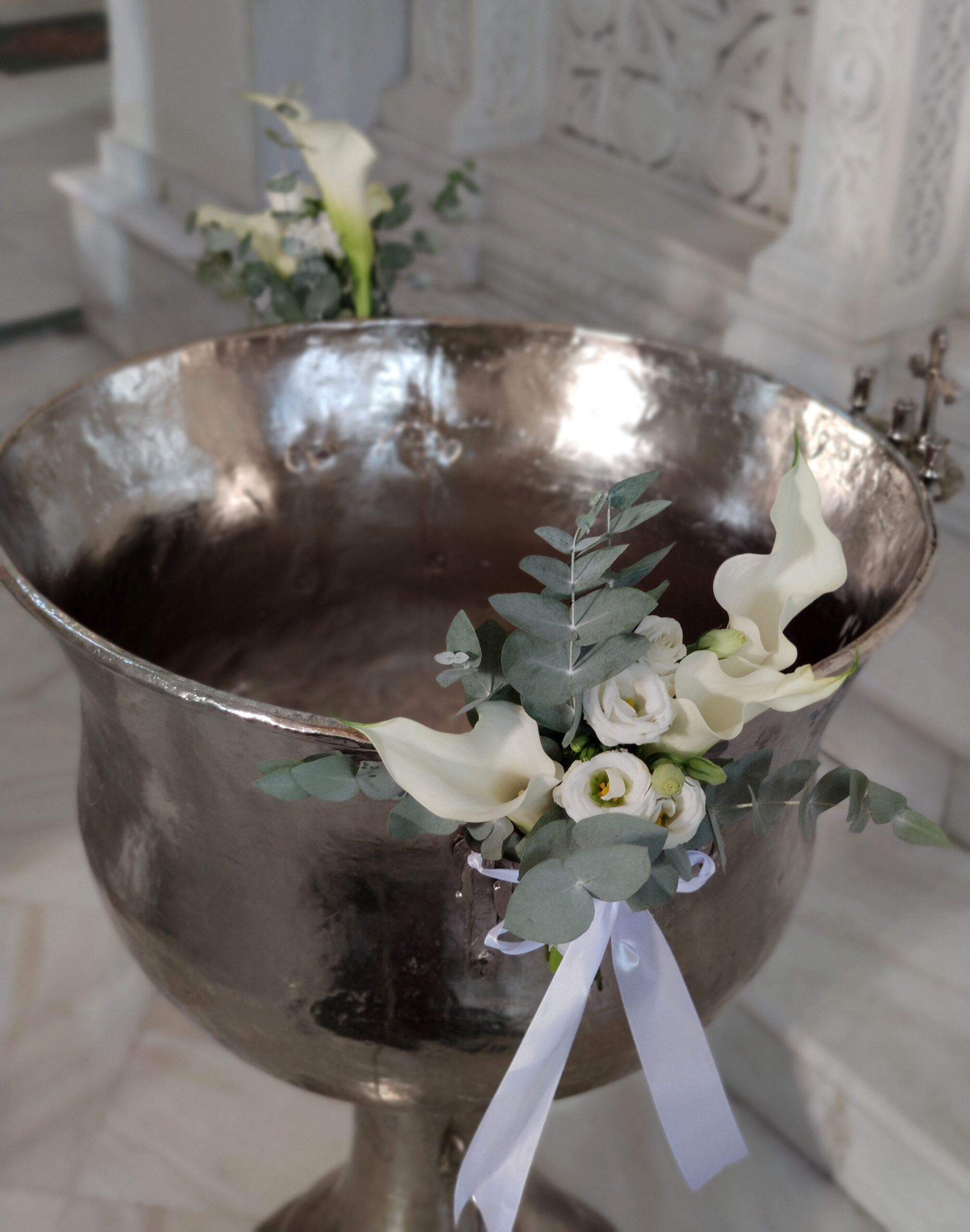 Λευκός στολισμός γάμου και βάπτισης με χρυσά στοιχεία και φυσικά λουλούδια.