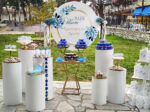 Στολισμός βάπτισης για αγόρι με θέμα Baby Bloom σε λευκές, χρυσές και μπλε αποχρώσεις.