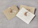 Προσκλητήριο γάμου με laser cut φάκελο και σοκολά φουντίτσα.