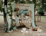 Rustic στολισμός με θέμα Travel the World με ξύλινα στοιχεία.
