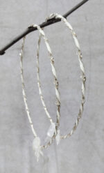 Επάργυρα, επιπλατινωμένα στέφανα γάμου με ασημένια στριφτή γυαλιστερή βέργα με δερμάτινο λευκό σχοινί και κρυσταλλάκια.