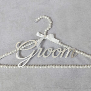 Κρεμάστρα με πέρλες, ασημί καθρέφτη plexiglass με το "Groom" και σατέν κορδέλα.