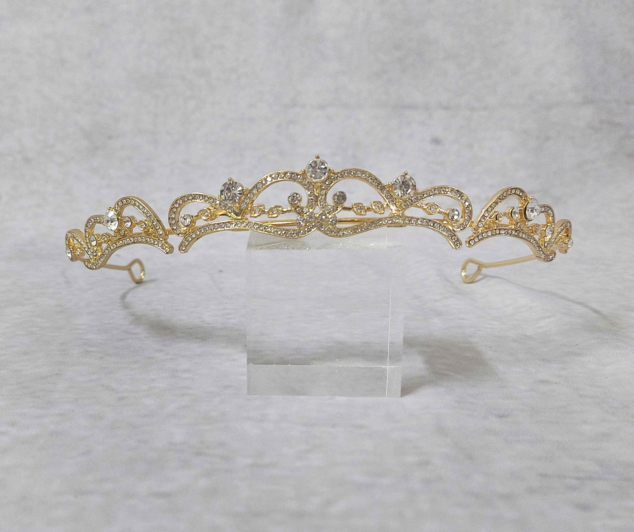 Νυφική τιάρα σε rose gold απόχρωση με λευκά στρας τύπου swarovski.