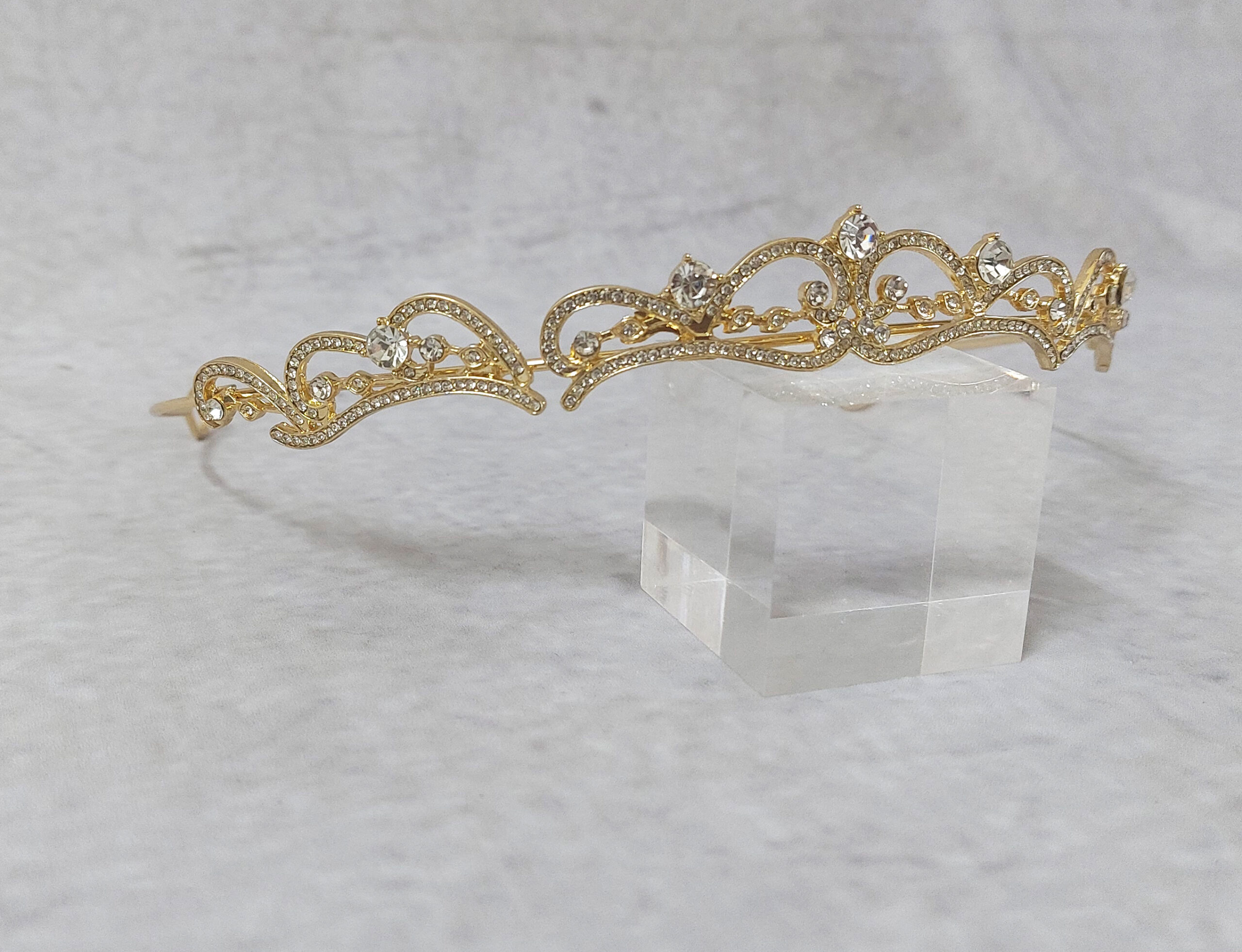 Νυφική τιάρα σε rose gold απόχρωση με λευκά στρας τύπου swarovski.