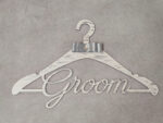 Κρεμάστρα ξύλινη με το "Groom" και σατέν γκρι φιόγκο.