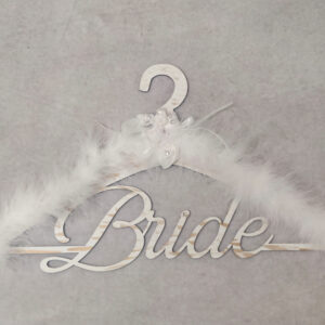 Κρεμάστρα ξύλινη με το "Bride" διακοσμημένη με πούπουλα, σατέν λευκά λουλούδια με στρας και δύο περλέ καρδιές.