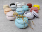 Μπομπονιέρα γάμου - βάπτισης κεραμικό macaron σε διάφορες πάλ αποχρώσεις δεμένη με σχοινί και αποξηραμένα λουλούδια.
