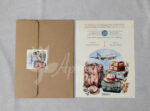 Προσκλητήριο βάπτισης με θέμα "Travel the World" για αγόρι και εκρού φάκελο.